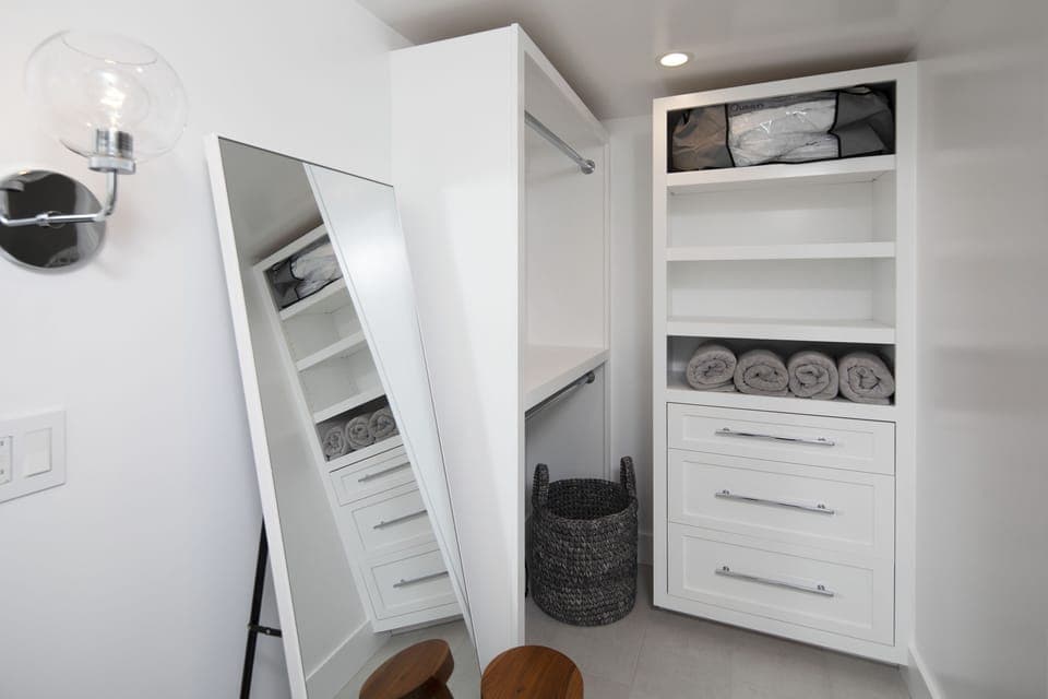 Walk in closets in both upstairs bedrooms