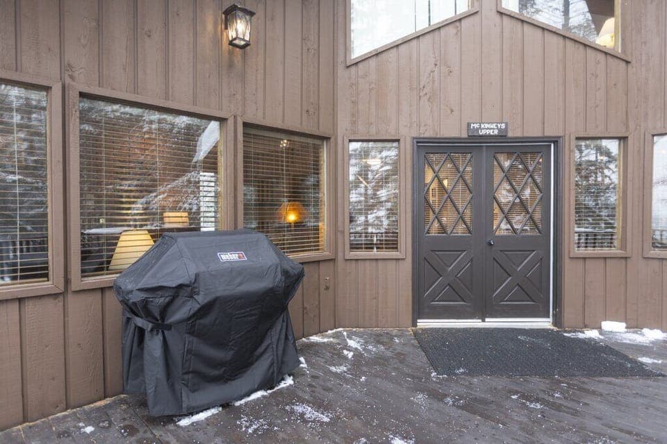 Big deck with gas bbq grill.