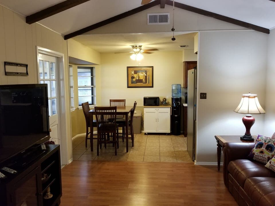 EAT IN KITCHEN SEATS 4