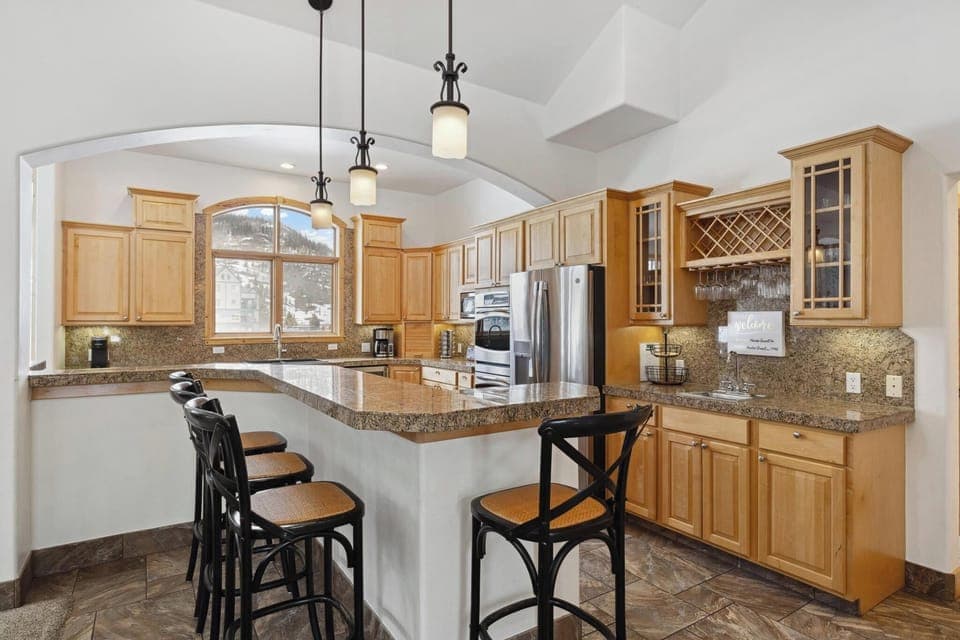 Eat-in Kitchen Counter