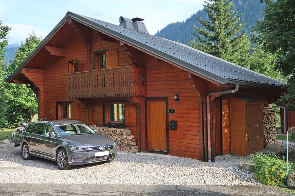 Stunning open plan chalet with Mountain views, parking for 3 cars and patio area