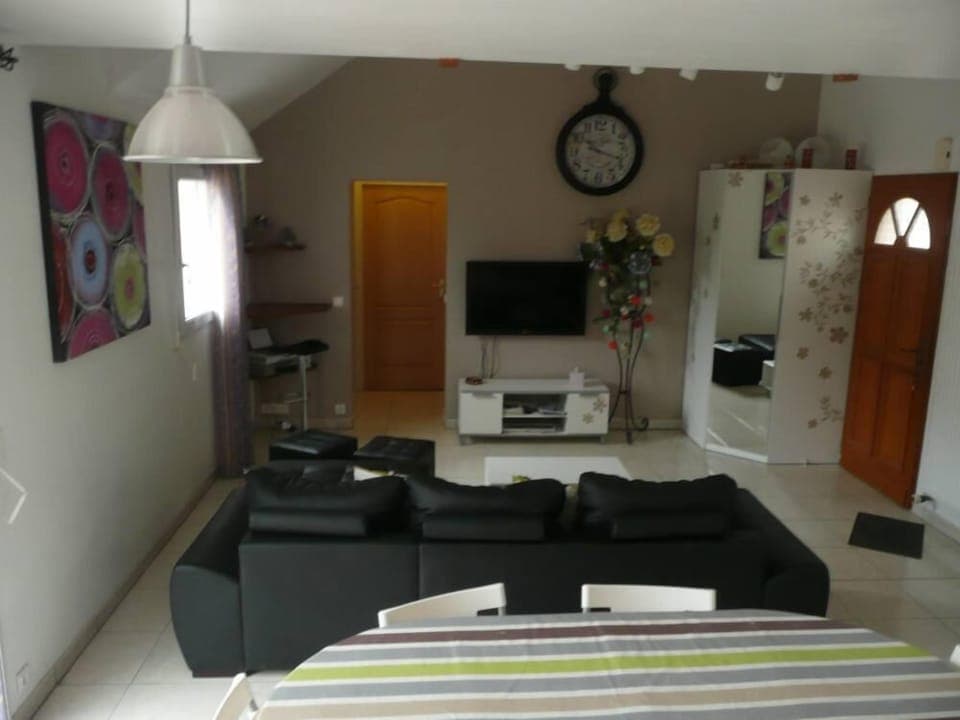 Spacious room: living area