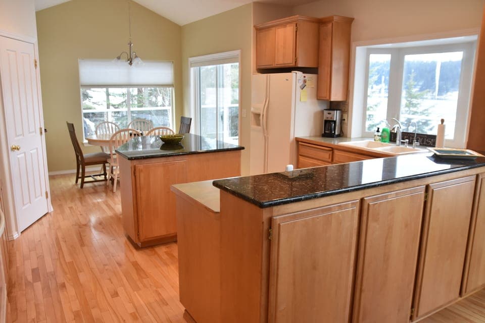 Open Island Kitchen. Pantry, Dining-6, Buffet, Granite, TONS of storage.  Views!