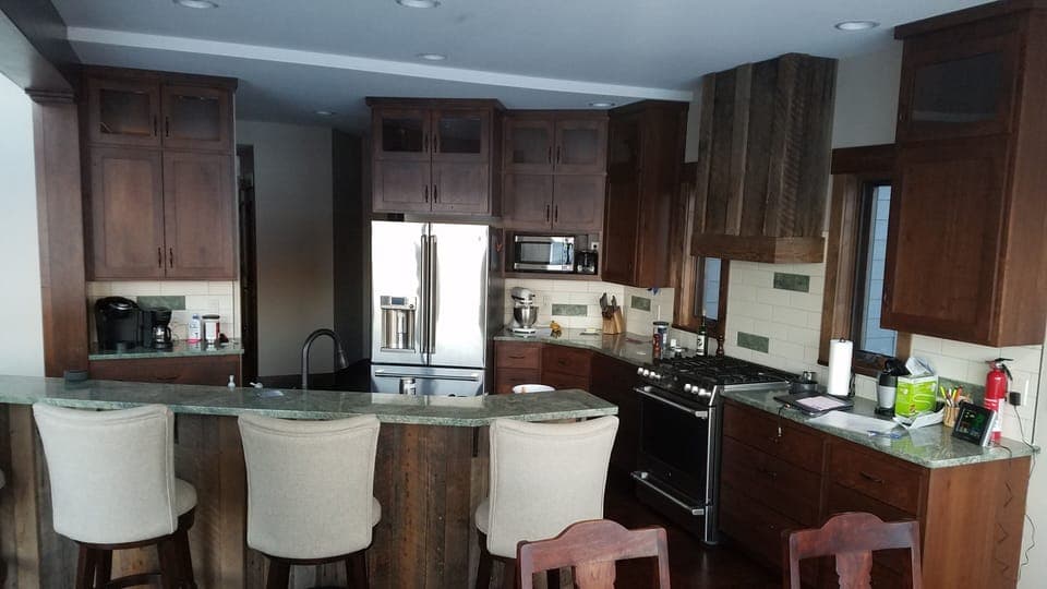 Large Kitchen, eating bar.