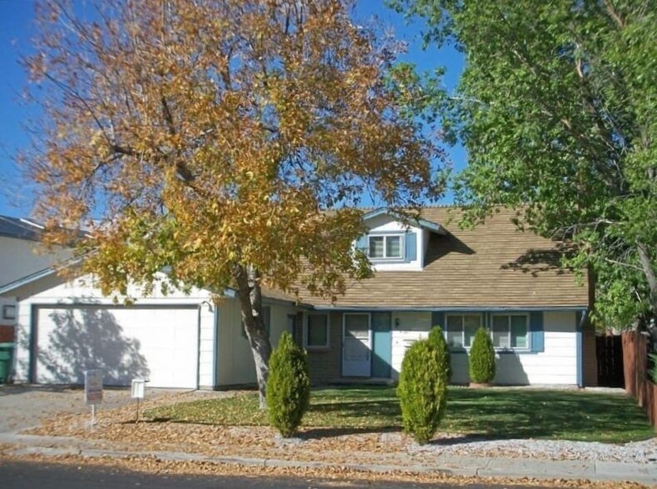 SPACIOUS FOUR BEDROOM HOME NEAR CONVENTION CENTER AND PEPPERMILL HOTEL/CASINO