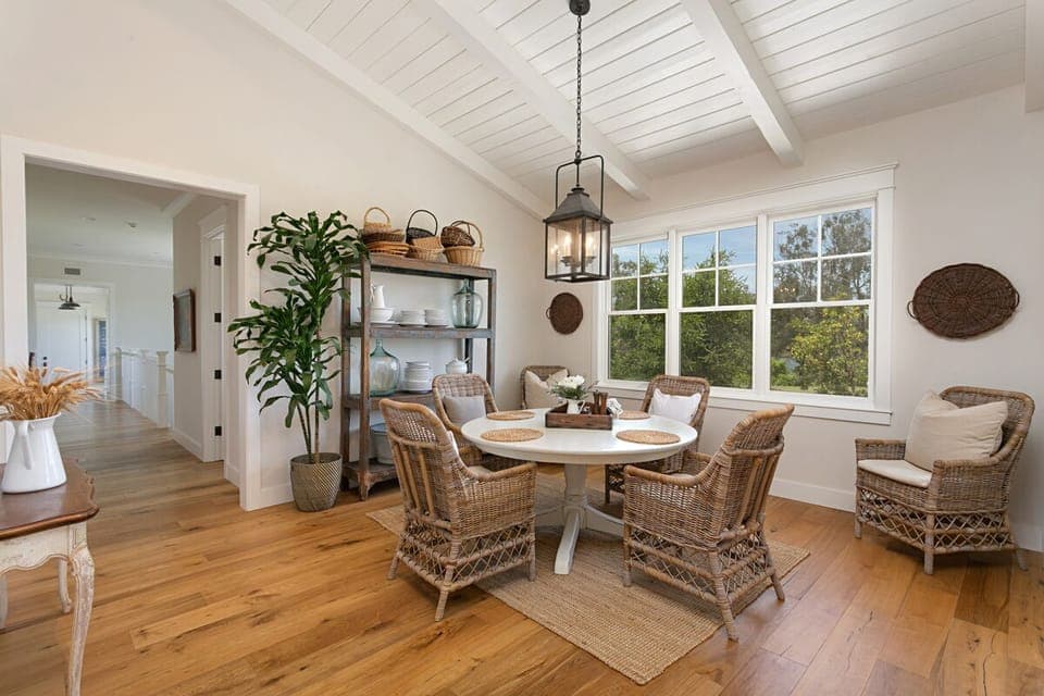 Nook in Great Room-seats 6. Lake views!