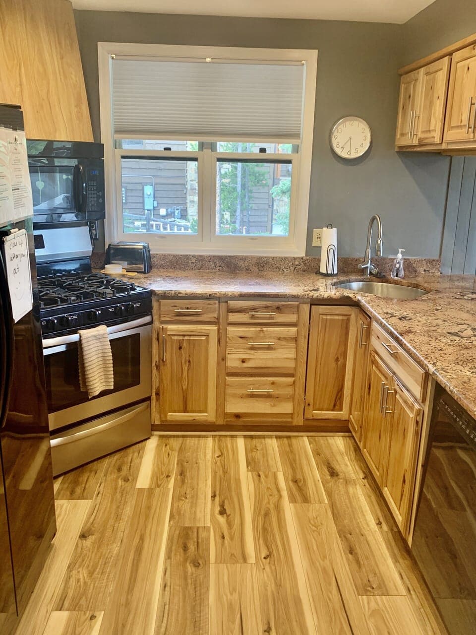 Fully stocked kitchen!