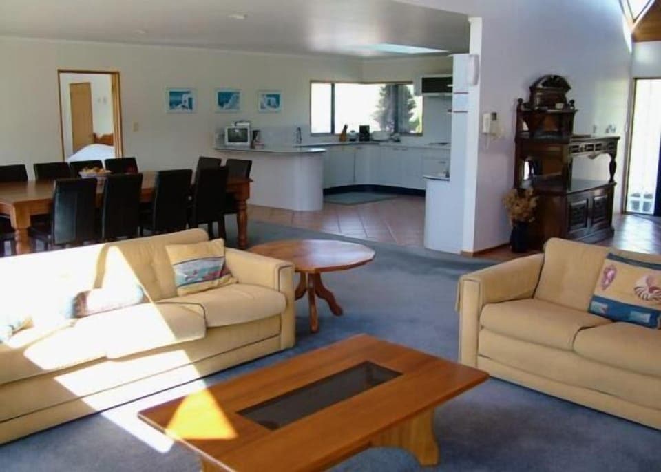 Waitangi R/L dining/lounge/entertainment room