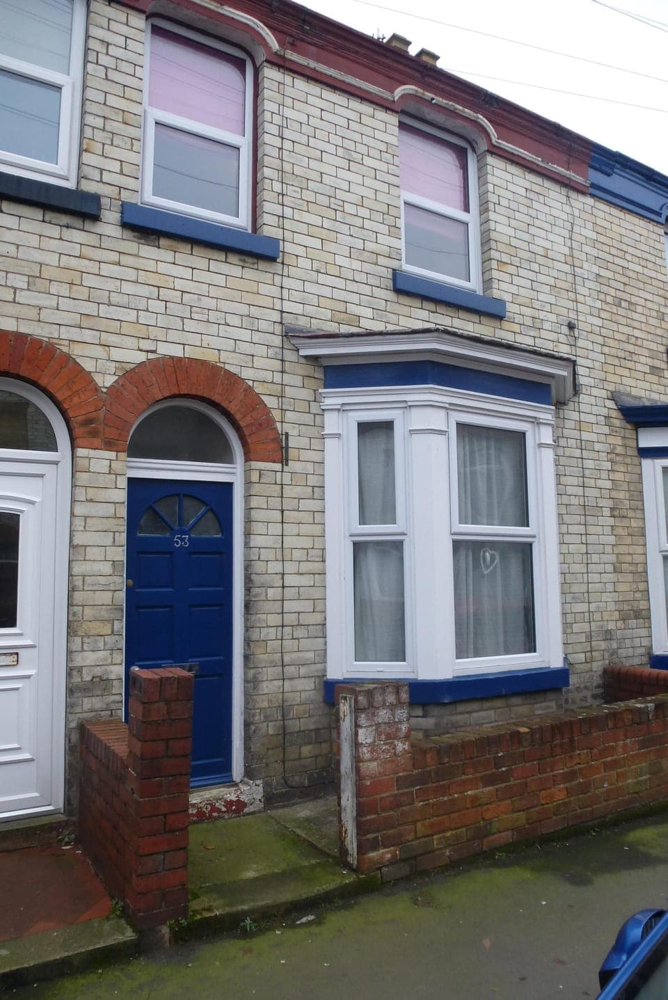 Centrally situated 2 bedroom townhouse. FREE PARKING and FREE WIFI