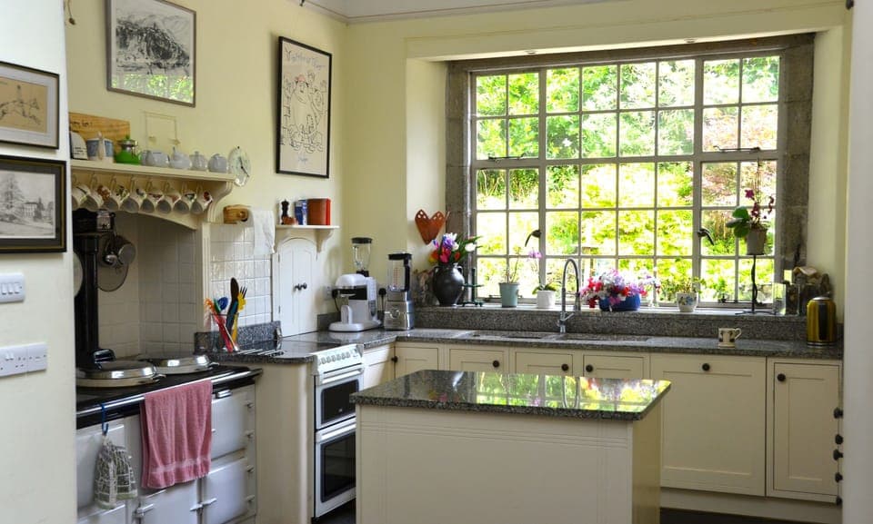 Kitchen with 4-oven AGA, electoc hob and oven, 2 belfast sinks and lots of space