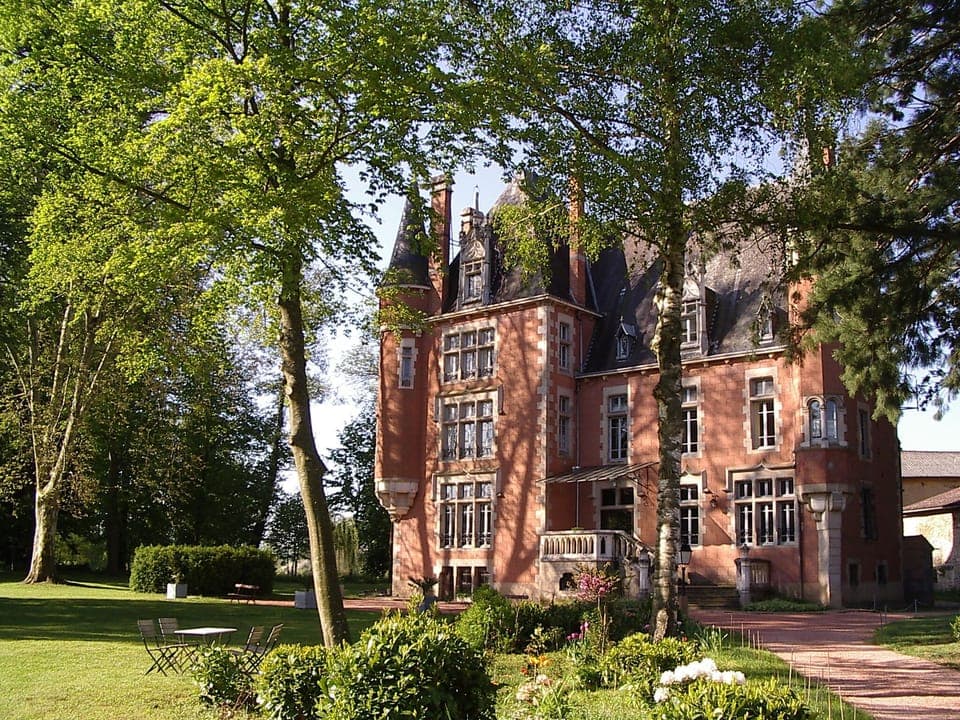 Welcome in little Tuscany of Auvergne,  Château de la Vernède.
