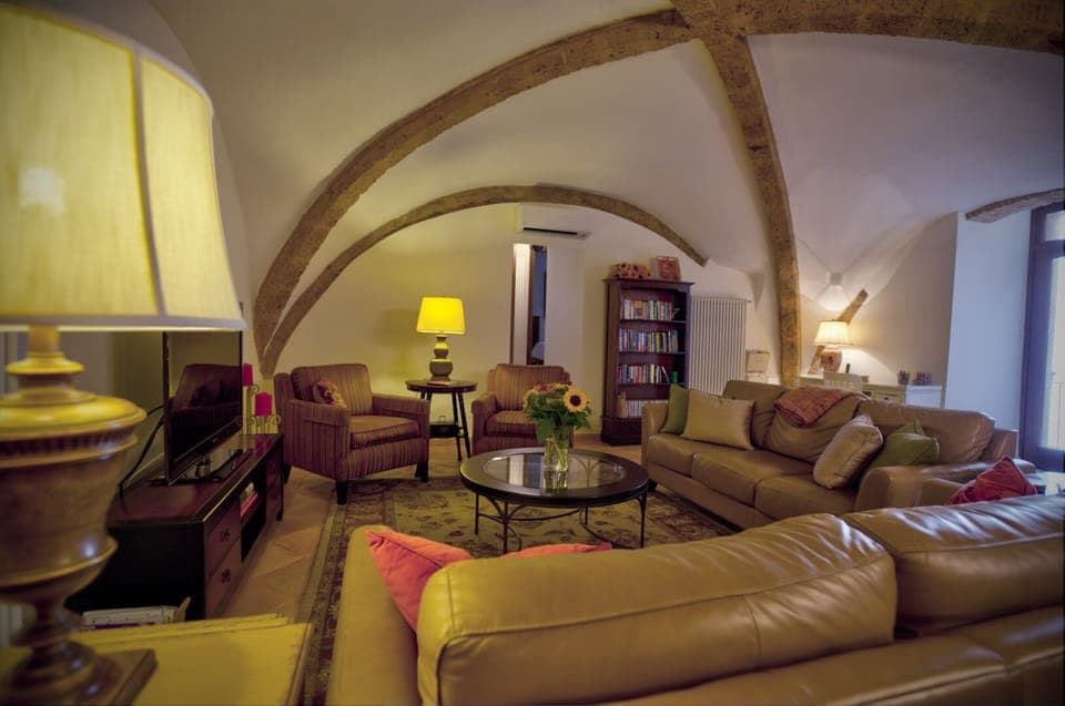 Living area with tufo domed ceiling.