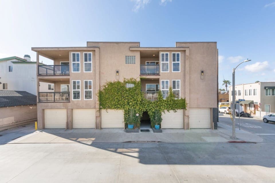 c2417c3e-58bb-4f43-9f46-7f17ea2c0d98