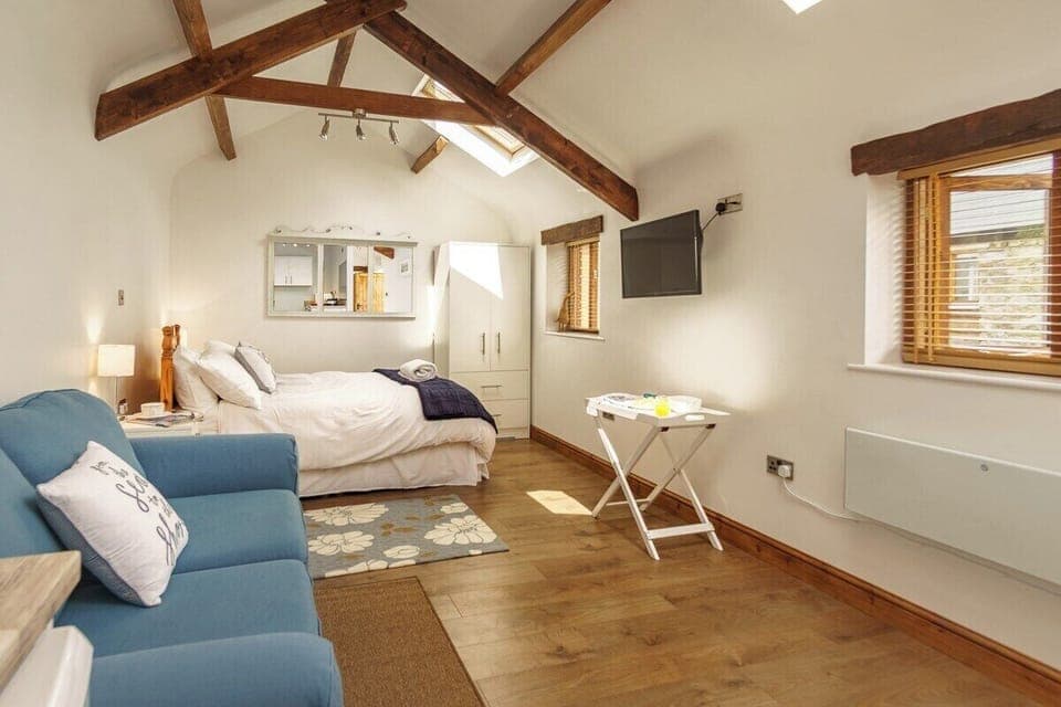 Light and spacious, double aspect with sky lights