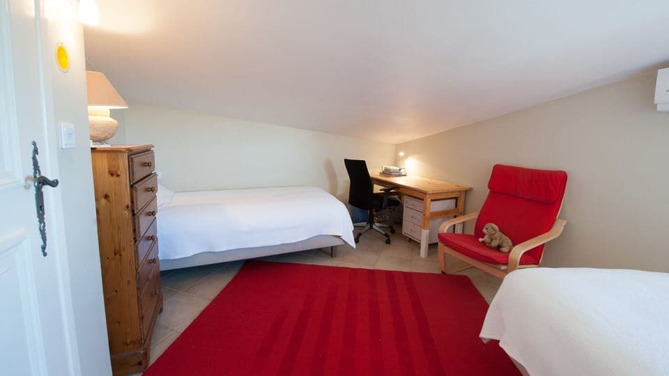 Upstairs bedroom 4 with 2 twin beds