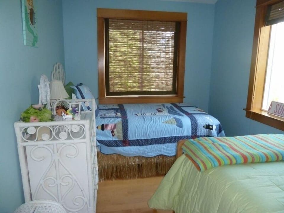 Upstairs bedroom with two twin beds (2 of 2)