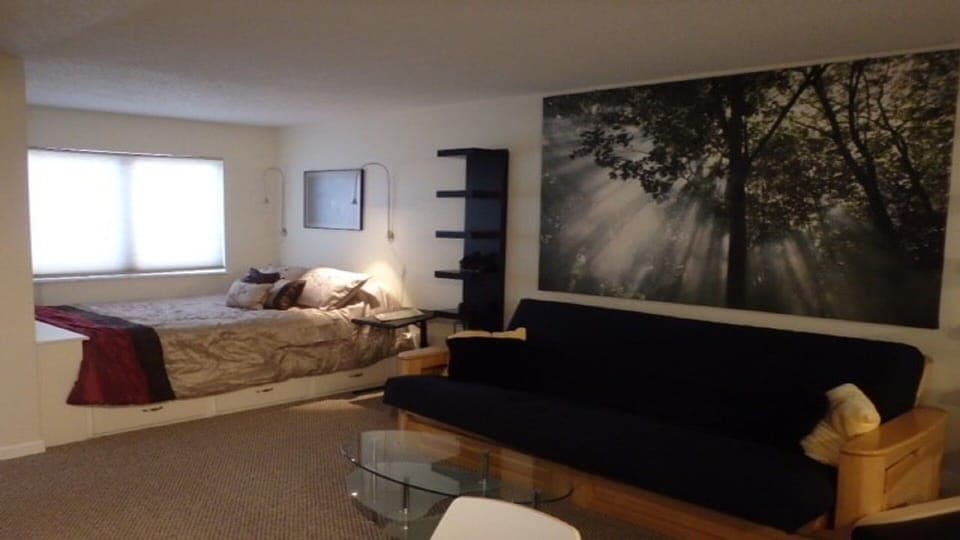 Studio bed. Marble tiled dining area, entry and hearth.