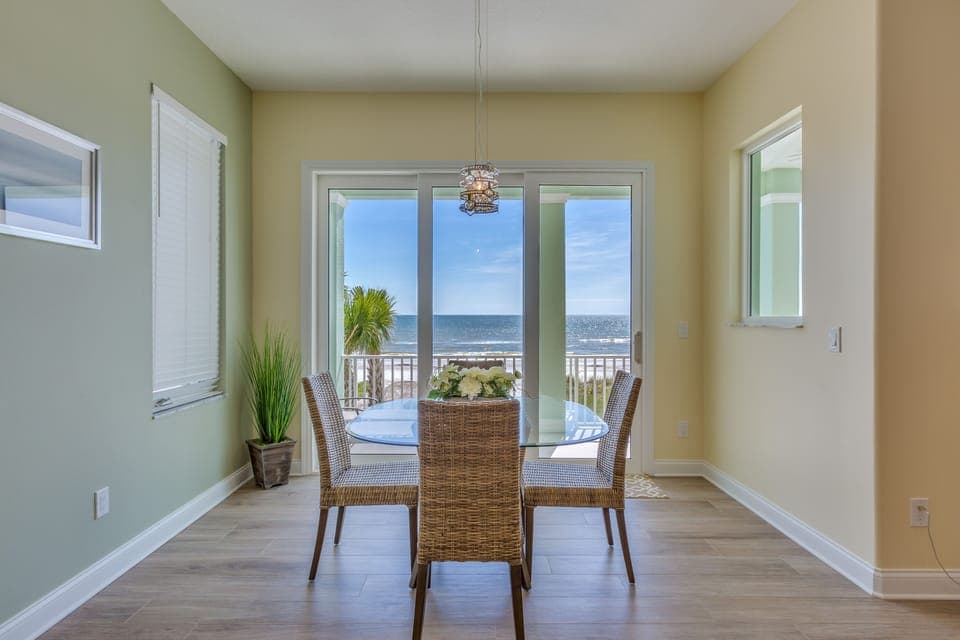 Breakfast nook. Check out that view!