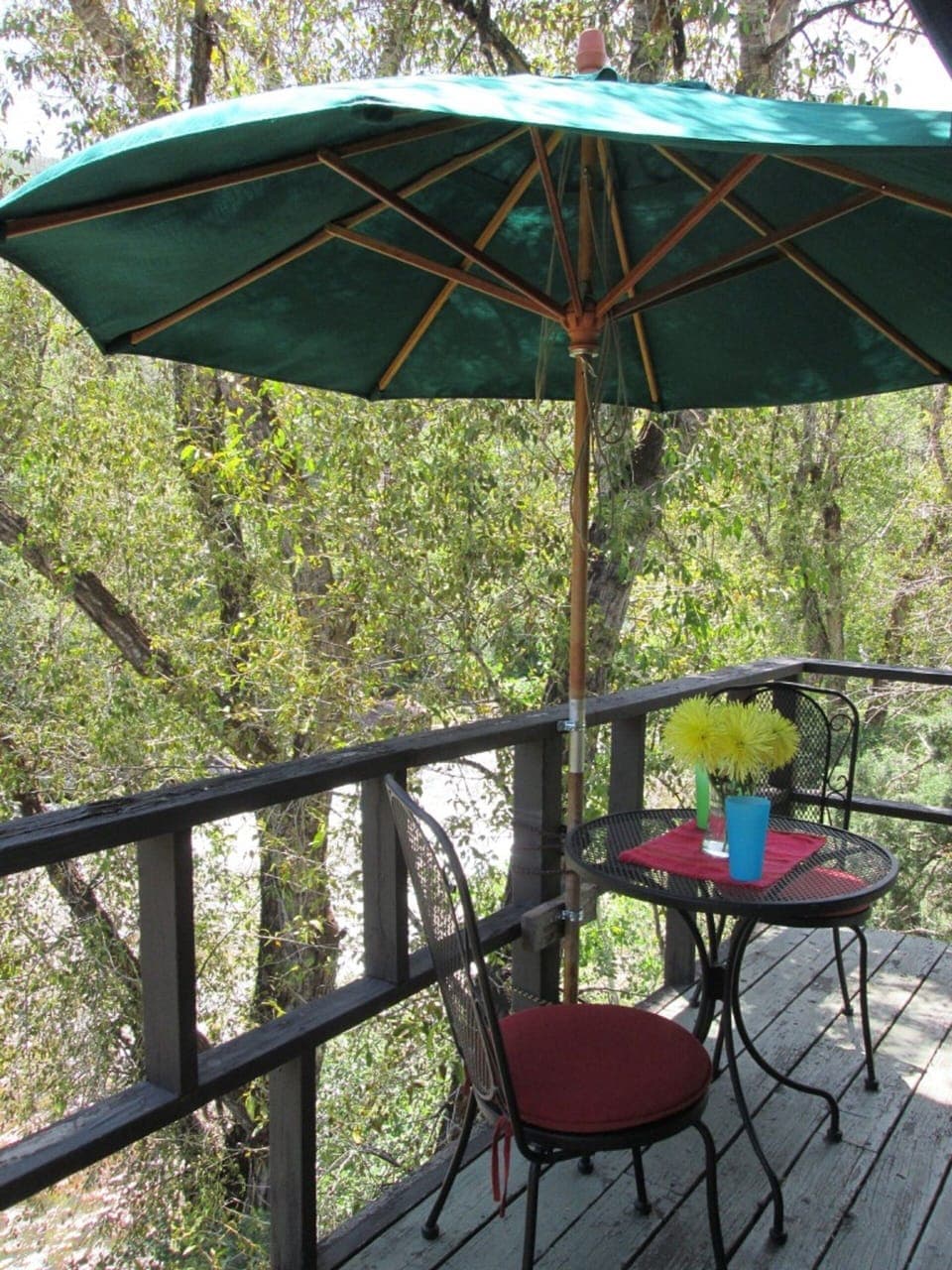 CAFE SET overlooking river