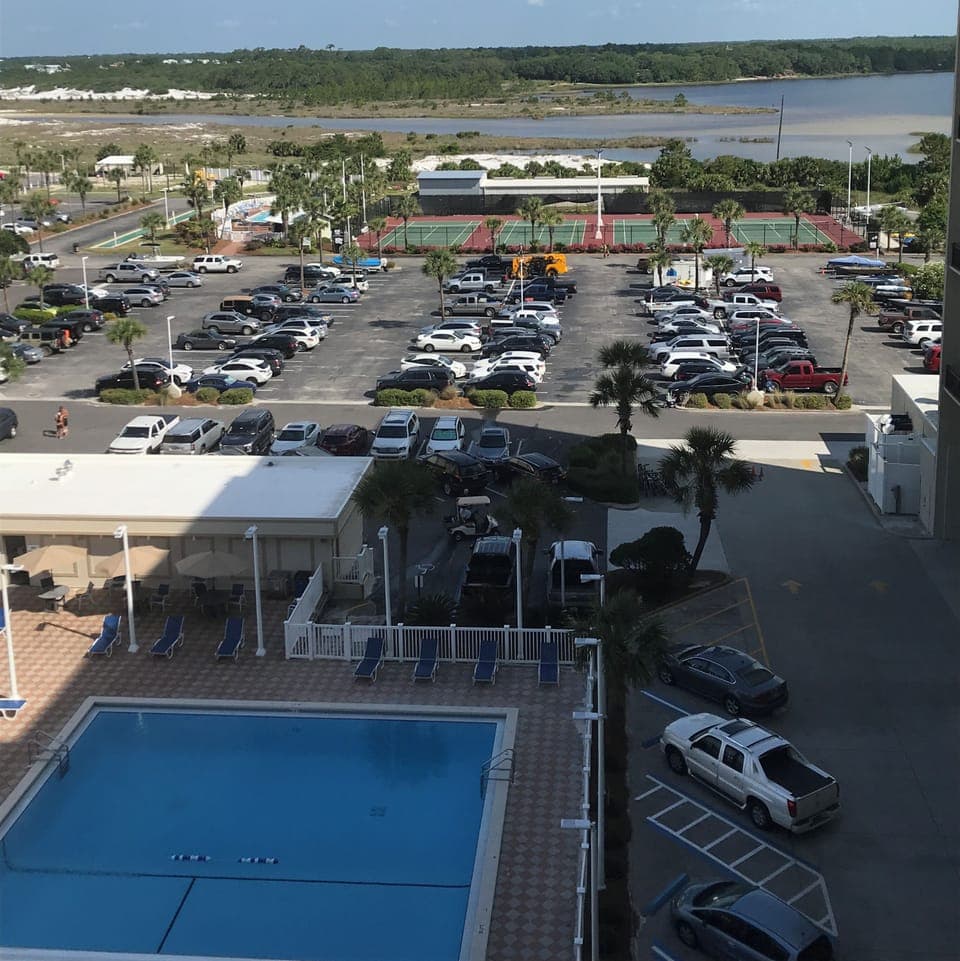 Relaxing complex .... swim, tennis and lake access for boating!