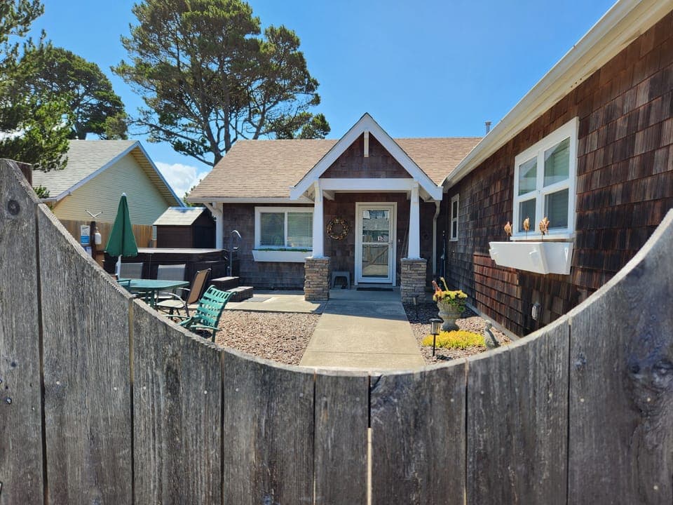 Cottage by the Sea!
251-13th Avenue Seaside OR   