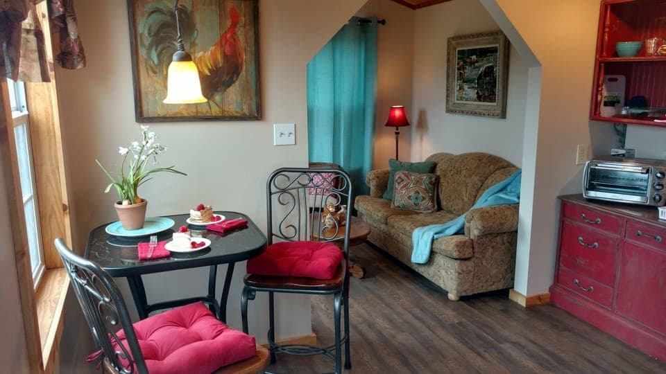 Cozy, romantic, w/well equipped kitchenette and breakfast included.