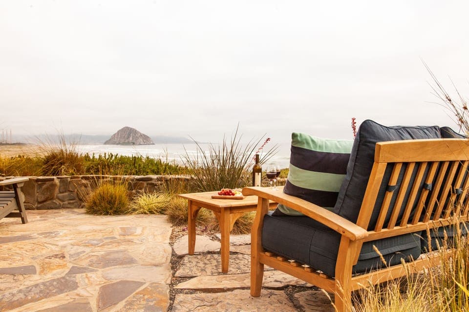 Enjoy bites and drinks al fresco!