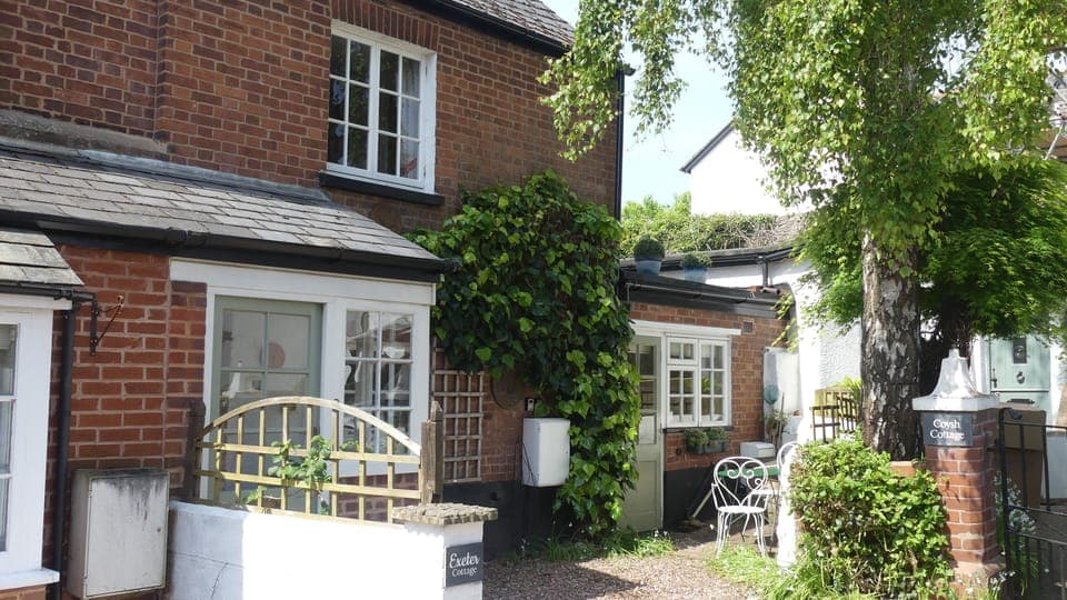 2 Bedroom Cottage in a quiet courtyard just off Topsham High Street.