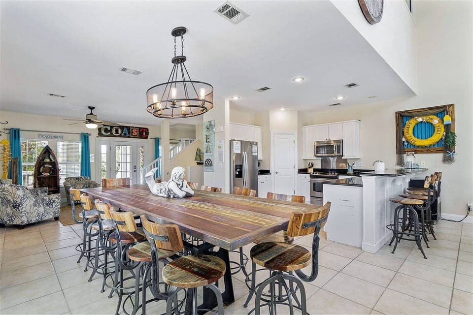 Open dining area w/ a large table, ideal for group meals & gatherings