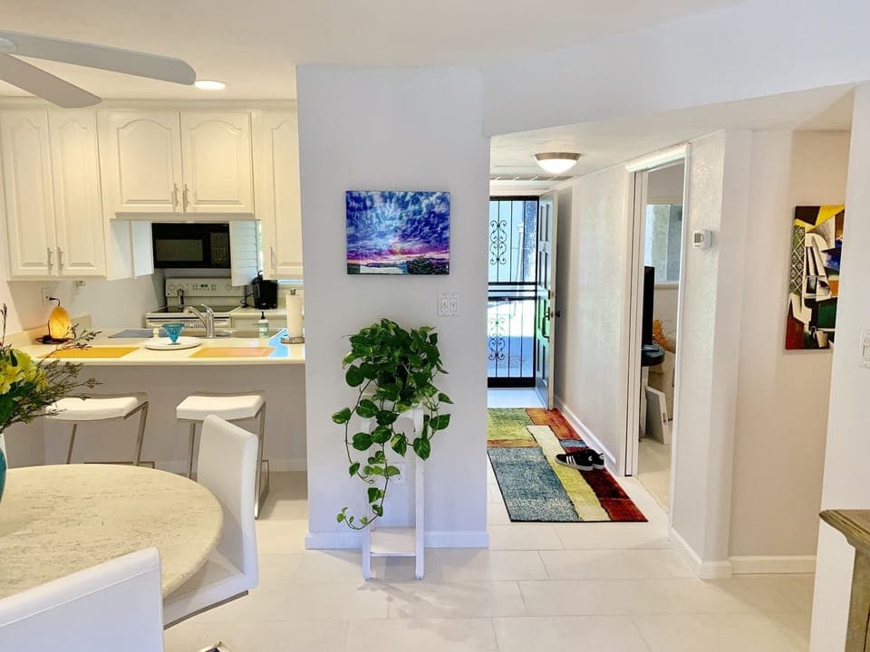 Very bright, modern, clean and dynamic living and dining space