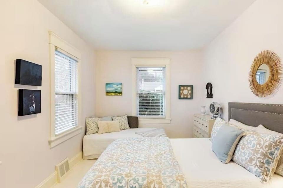 Queen bedroom with twin