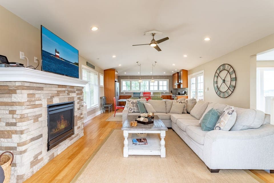 Top Floor Open Family Room/Kitchen