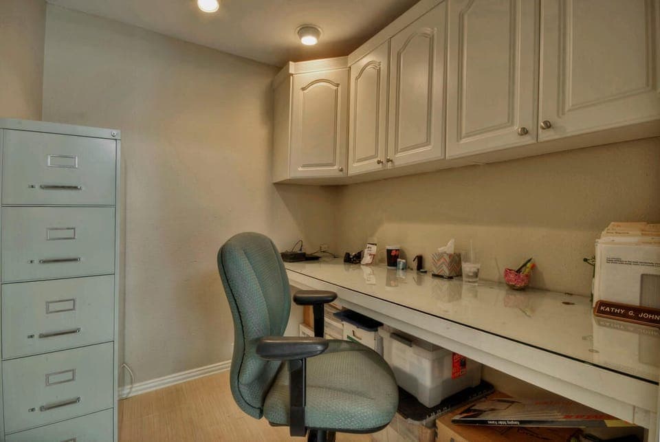 Home office area right off of living room. Cable and Internet provided.