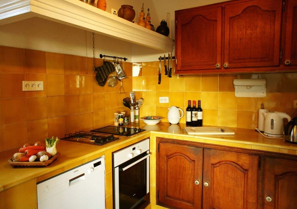 The well-equipped kitchen