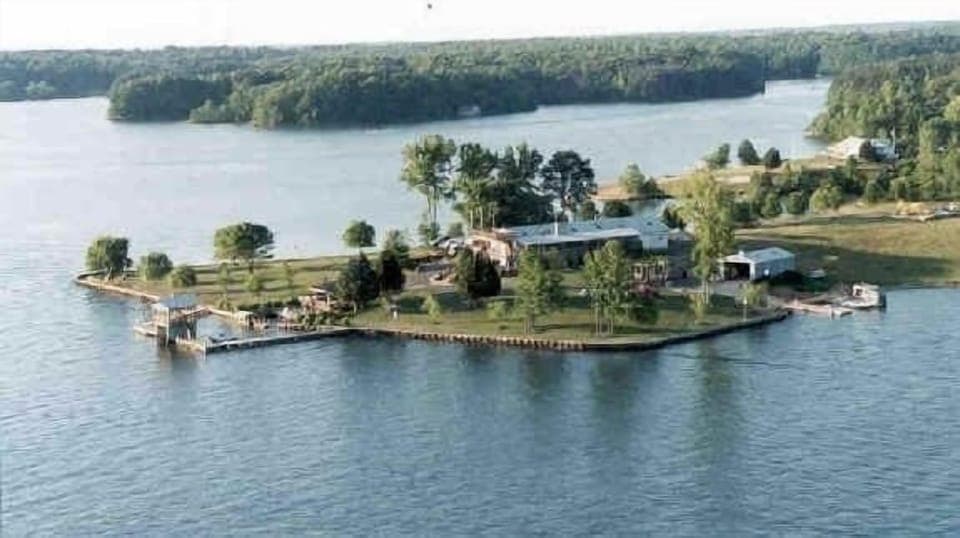 Completely private Estate. Simply a GREAT place for family reunion.