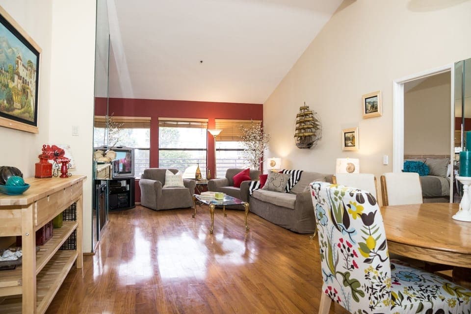 Beautiful hardwood floors, huge living rm, 20ft vaulted ceiling, top floor condo