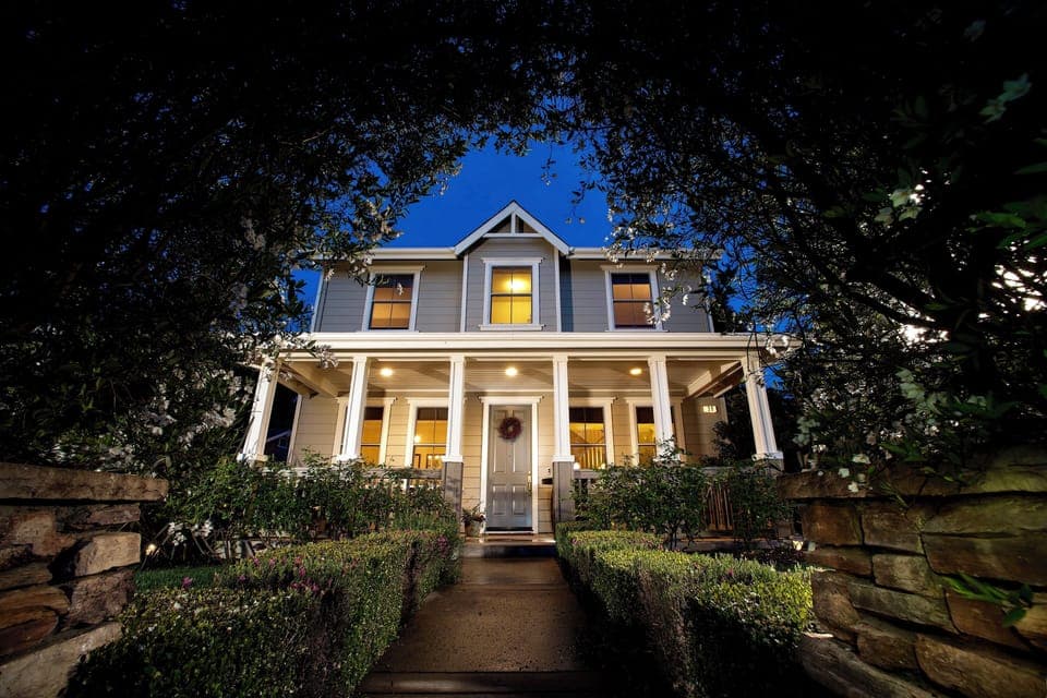 Just a short 5 minute stroll to the French Laundry, shops wineries & restaurants