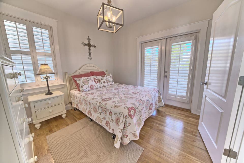 another 2nd floor pic queen suite full ensuite, walk out to porch