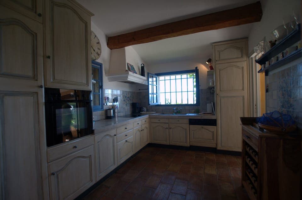 FULLY EQUIPPED KITCHEN, PLUS UTILITY WITH ALL WHITE GOODS. 