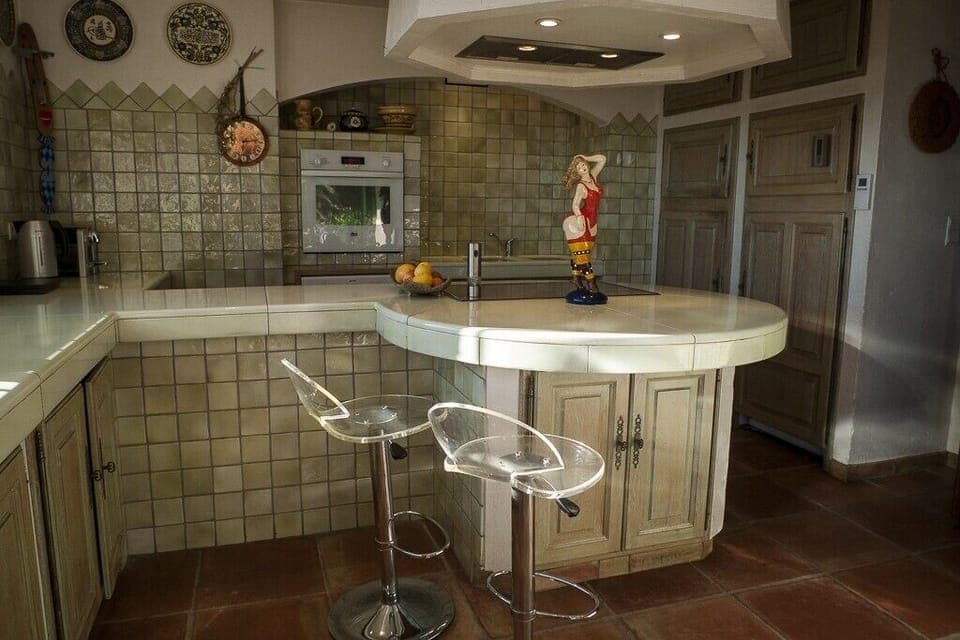 Fully equipped chef's kitchen with counter