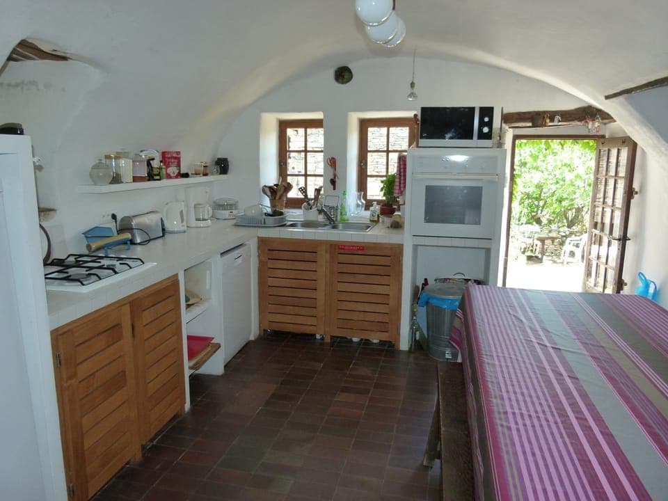 Fitted kitchen: oven/microwave/dishwasher/table