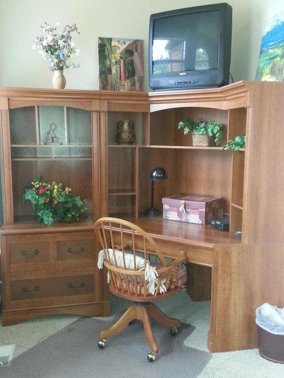 Desk alcove in Guest Bedroom with Internet & WIFI 