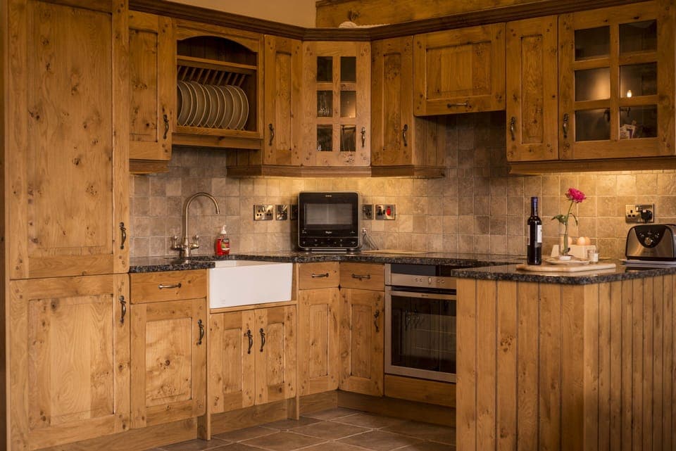 Fully equipped Oak Kitchen with dishwasher, oven, hob, microwave....