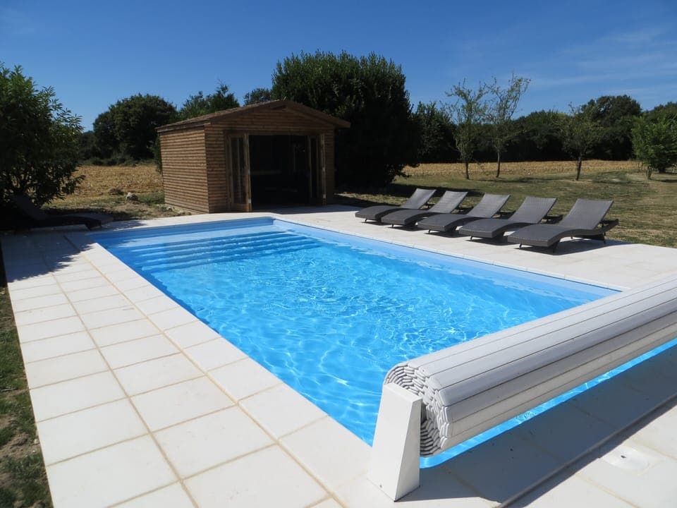 Heated Swimming pool (9M x 4M) with tanning step and full width tanning step.