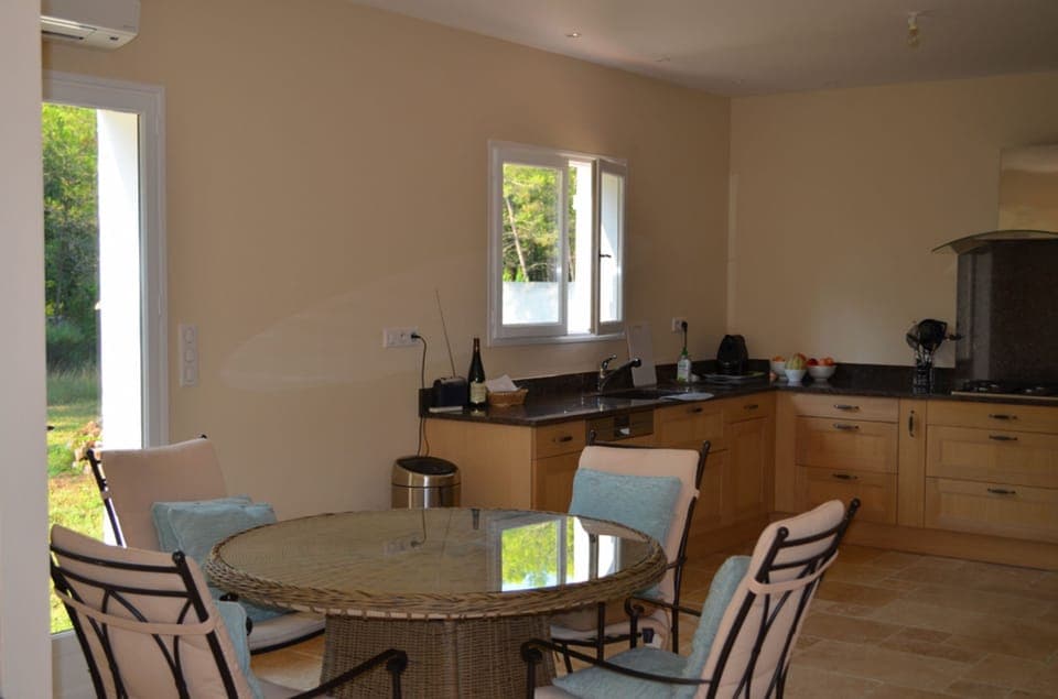 New kitchen with dining table (more seating)