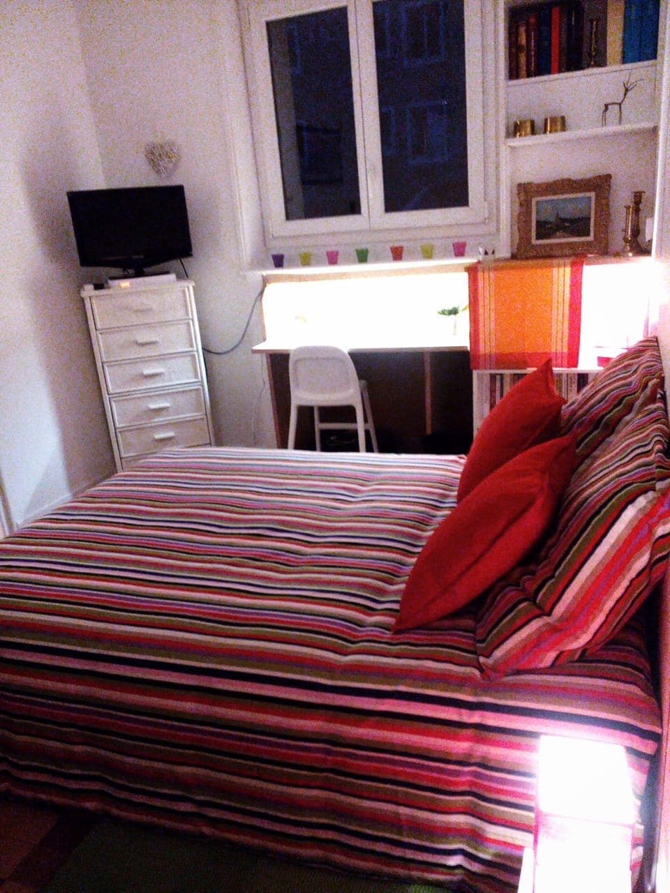 La chambre double (côté cours) avec TV, wifi gratuit et le coin bureau