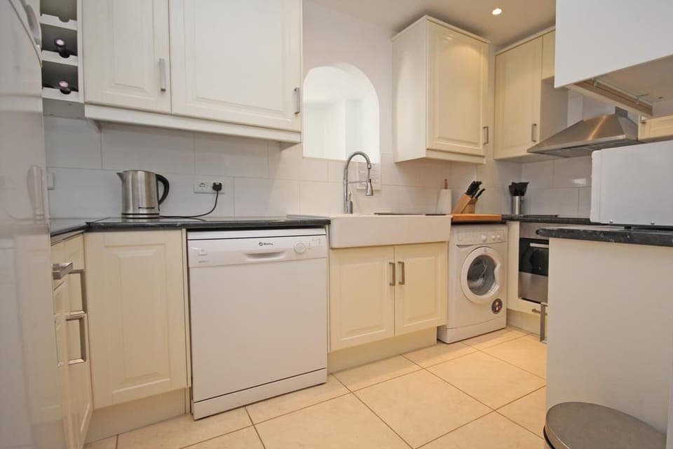 Well equipped kitchen with all appliances