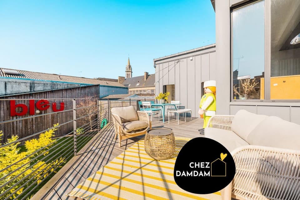 La grande terrasse surélevée, au soleil ! 