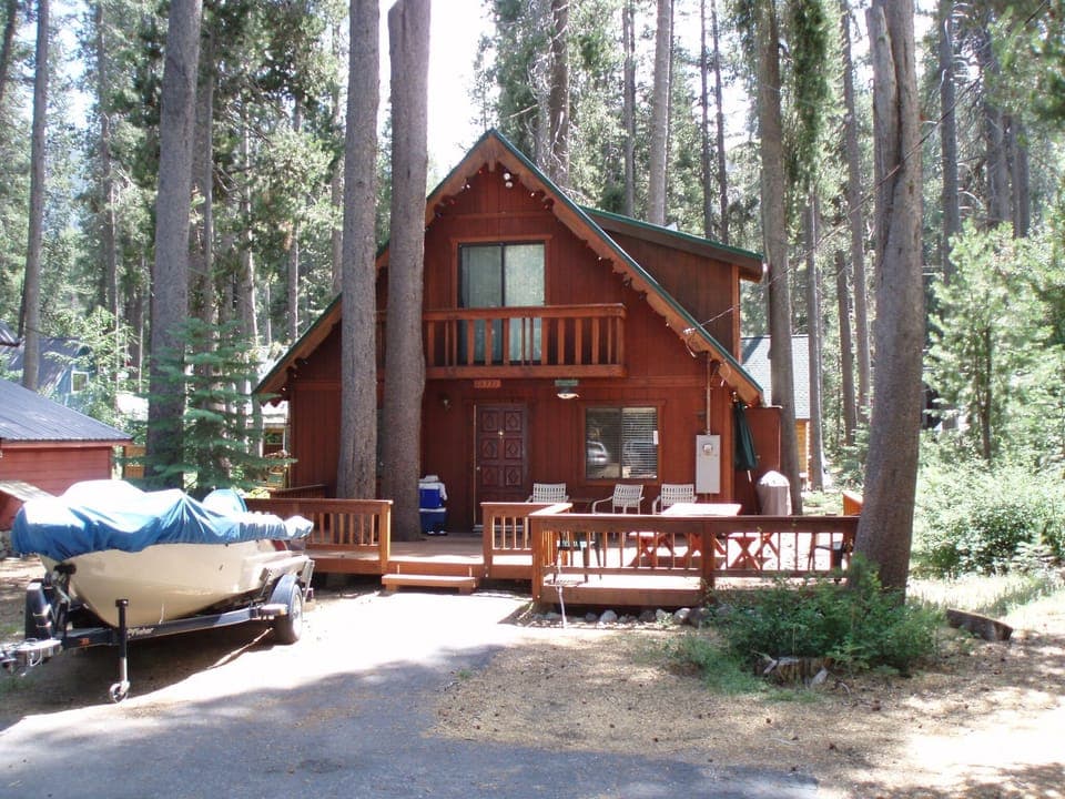 DLR021 - Brunkhorst - Nice cabin on a LEVEL lot at Donner Lake; easy year-round access