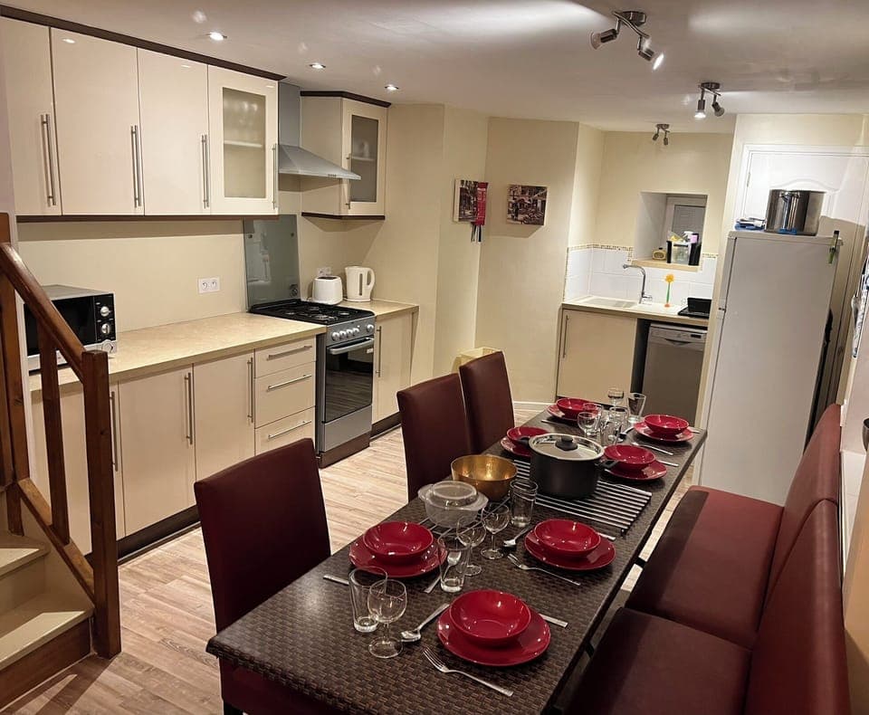 Well equipped Kitchen & dining room